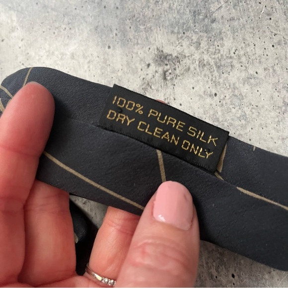 Giorgio Armani Vintage 1980’s Slim Silk Tie - Picture 3 of 5